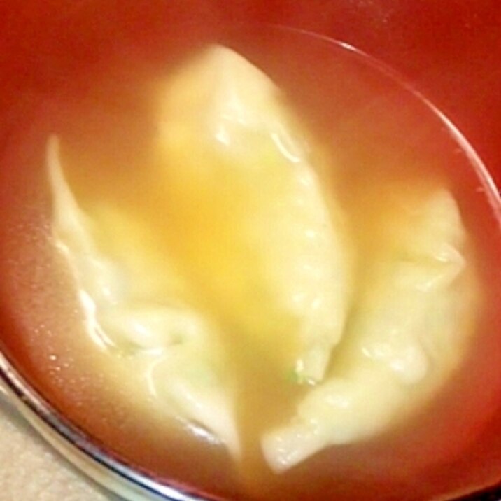 残った餃子でスープ